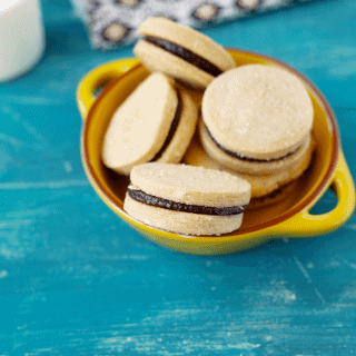 Homemade Nutella Sandwich Cookies - Vegan and simple to make, delicious! #vegan #veganfood #nutella #baking #veganbaking #cookies